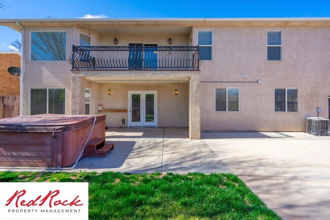 Building Photo - 5 Bedroom Pet Friendly Home!
