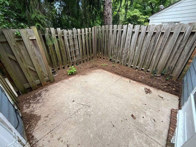 Building Photo - Beautiful 2 Bed 2.5 Bath Townhouse!