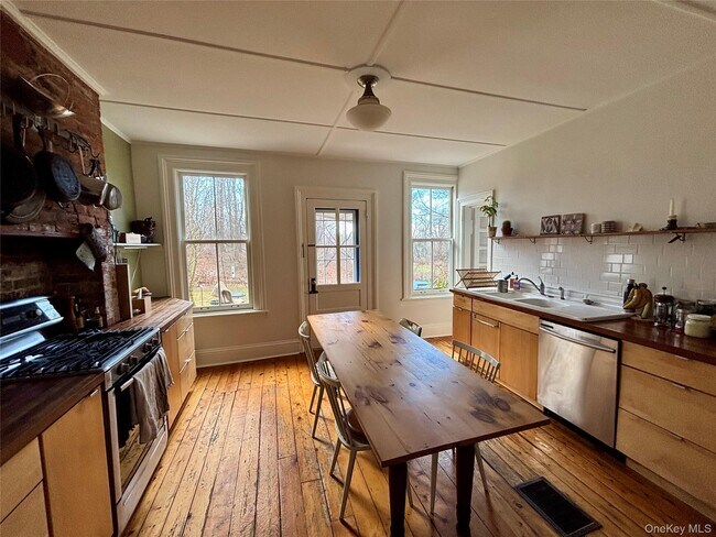 Building Photo - 225 Barrytown Rd