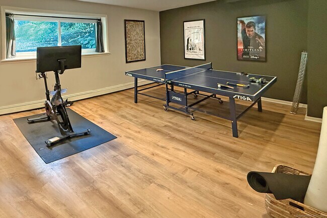 Building Photo - 5 Viking Green