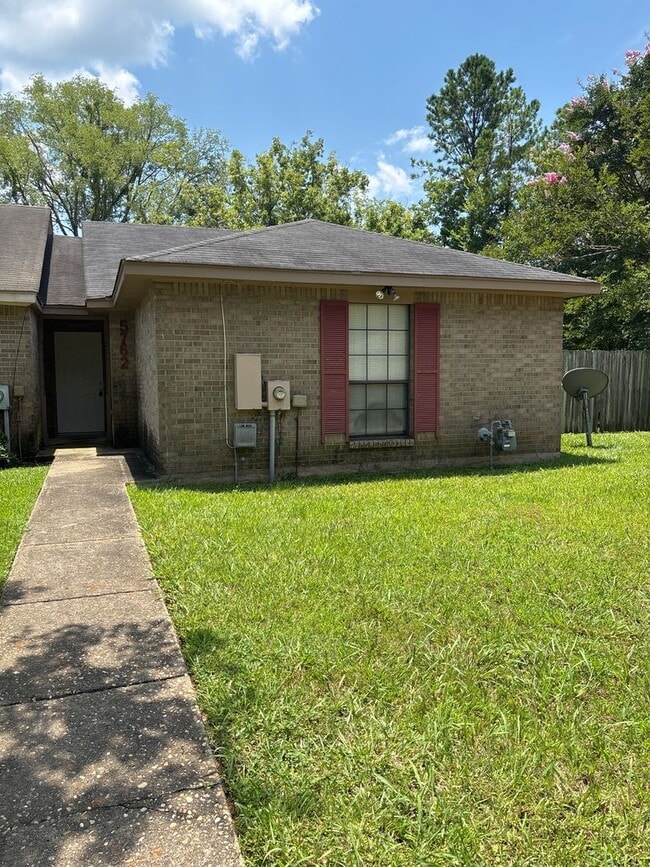 Building Photo - Charming home!