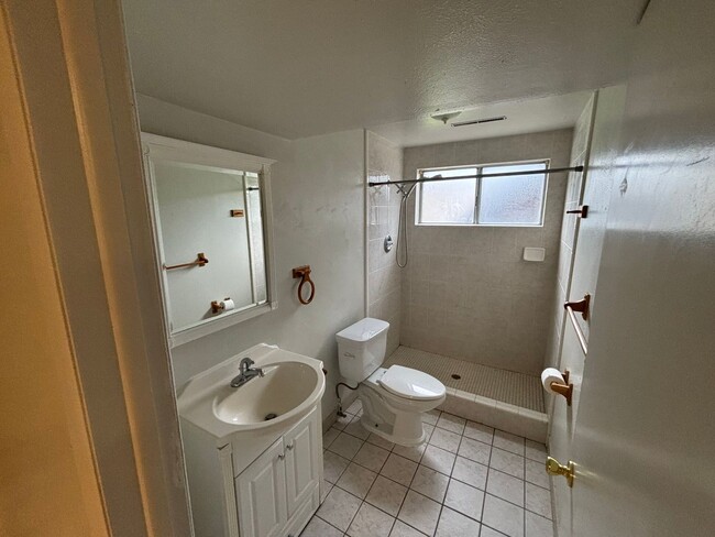 Building Photo - Nice and Spacious Orem Home