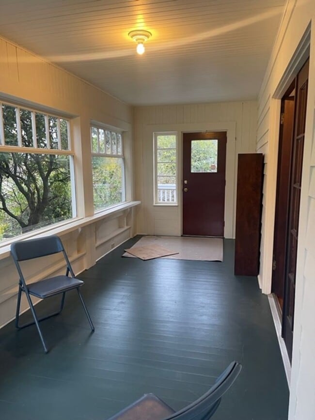 Building Photo - Spacious Craftsman Home