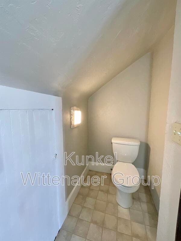 Building Photo - 614 W Monroe St