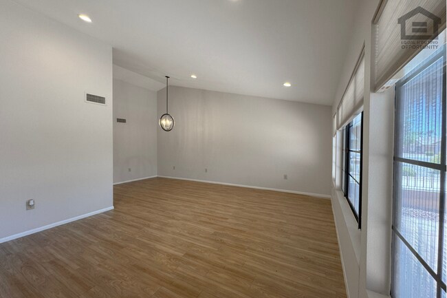 Building Photo - 17211 N Desert Glen Dr