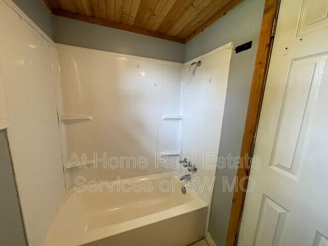 Building Photo - 522 W McHenry Ave