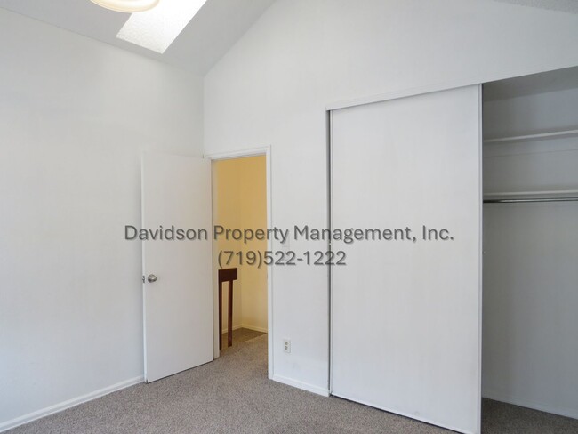 Building Photo - Cozy 2 Bedroom Condo in Rockrimmon