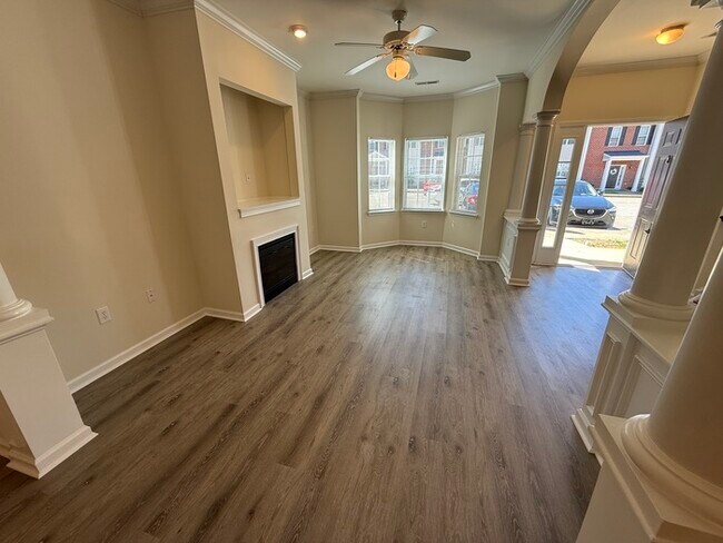 Building Photo - Fully Updated 2 Bed 2.5 Bath Townhome Available NOW!