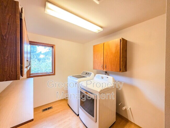 Building Photo - 4155 West Lake Sammamish Pkwy NE