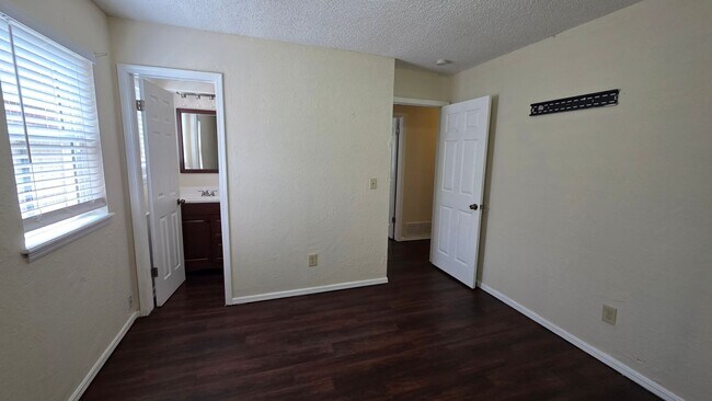 Building Photo - 3 Bed 1 bath home in MWC.