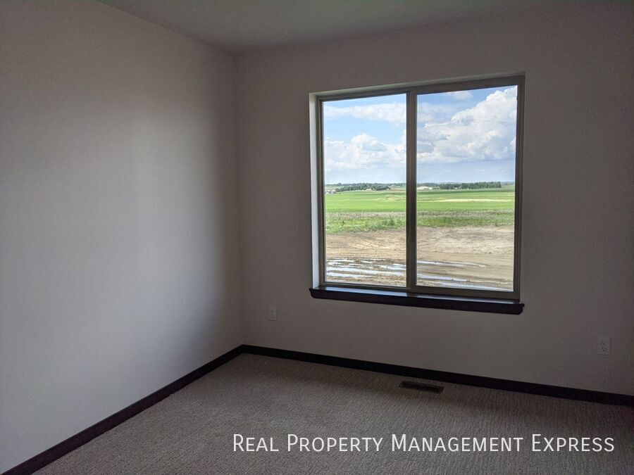 Building Photo - 3 Bed 1.5 Bath in West Sioux Falls