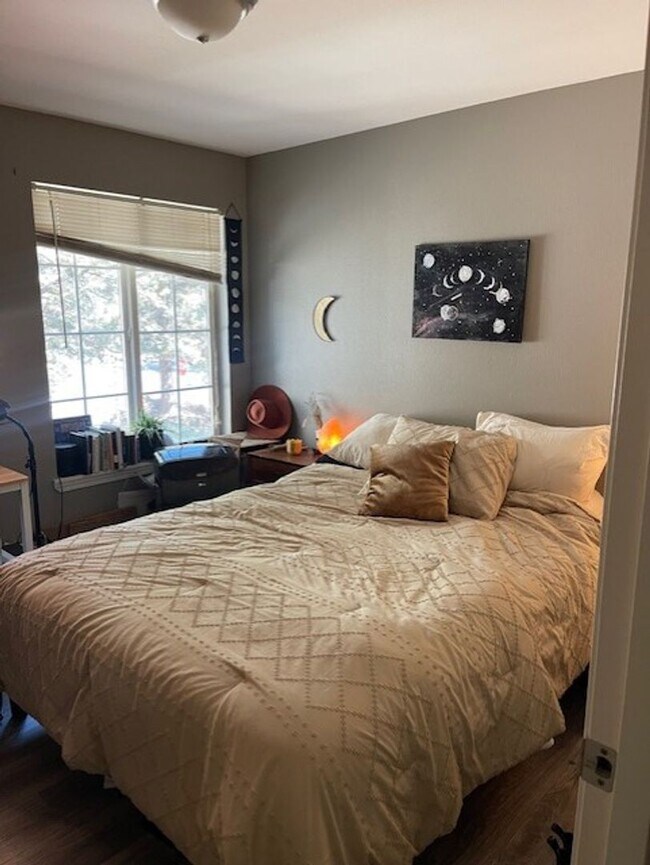 Building Photo - Single level home close to Mt View High School