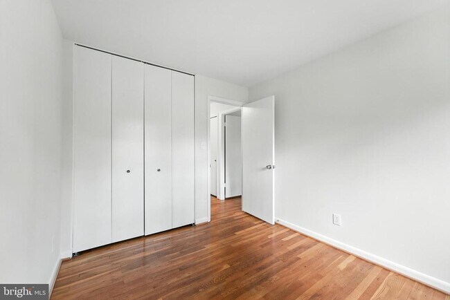 Building Photo - 5011 Roslyn Rd