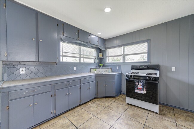 Building Photo - 2205 Kingsdale Dr
