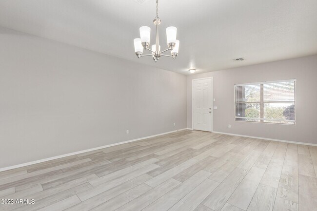 Building Photo - 2821 W Santa Cruz Ave