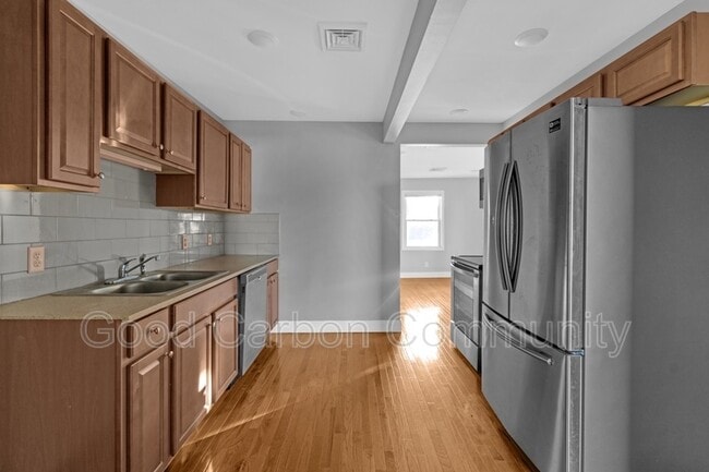 Building Photo - 84 Crane St