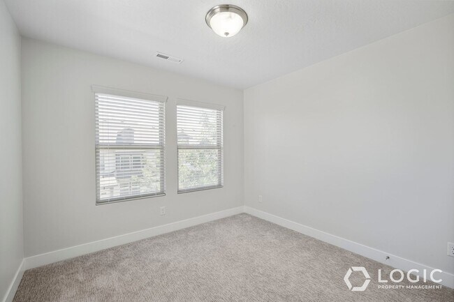Building Photo - Beautiful Townhome in Amazing Location.
