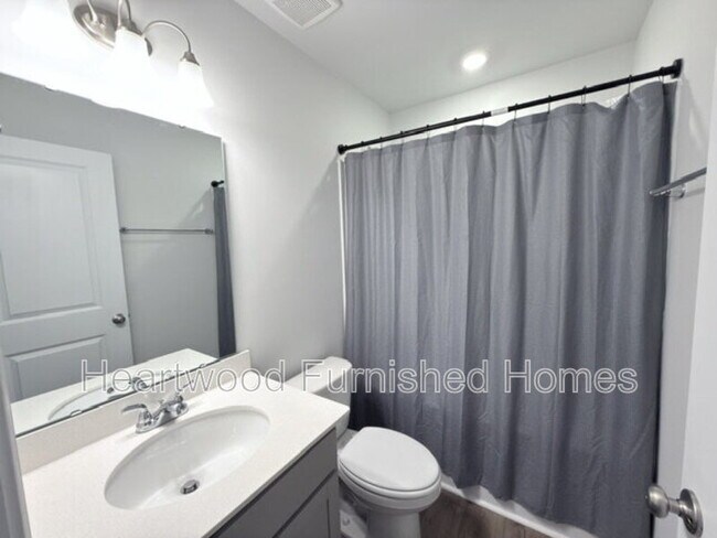 Building Photo - 807 Coburg Ln