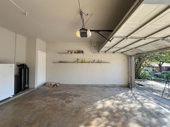 Building Photo - 1112 Vanderbilt Cir