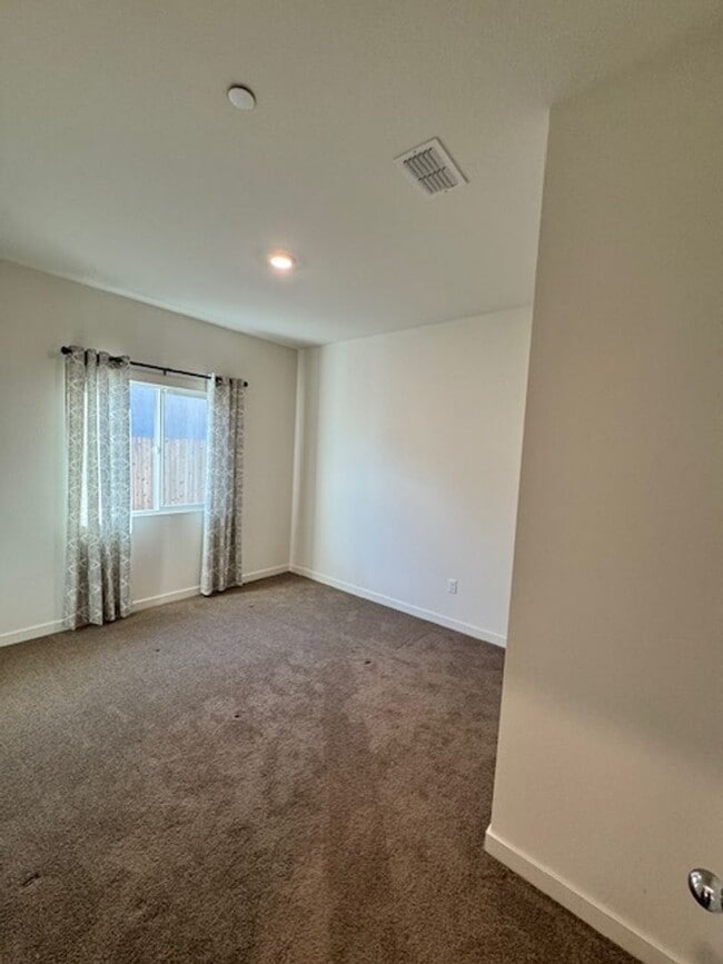 Building Photo - Beautiful 4-Bedroom Home in the Wyndham Estates Neighborhood of Redding! READY FOR MOVE IN!