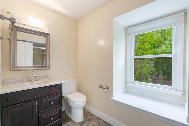 Building Photo - 820 Ridge Dr
