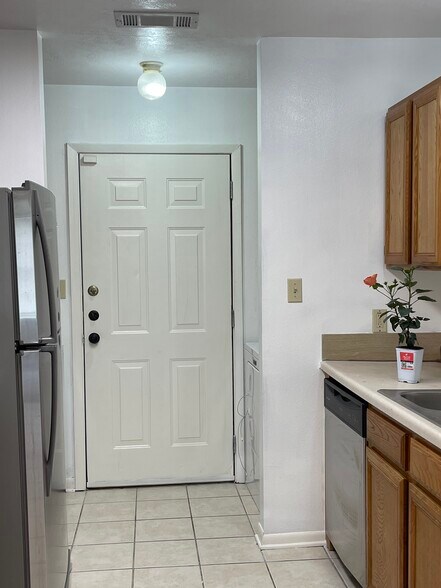 Building Photo - 1205 Vinyard Ct