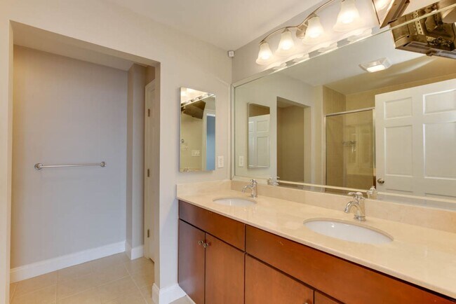Building Photo - Spectacular Penthouse Condo in Downtown No...