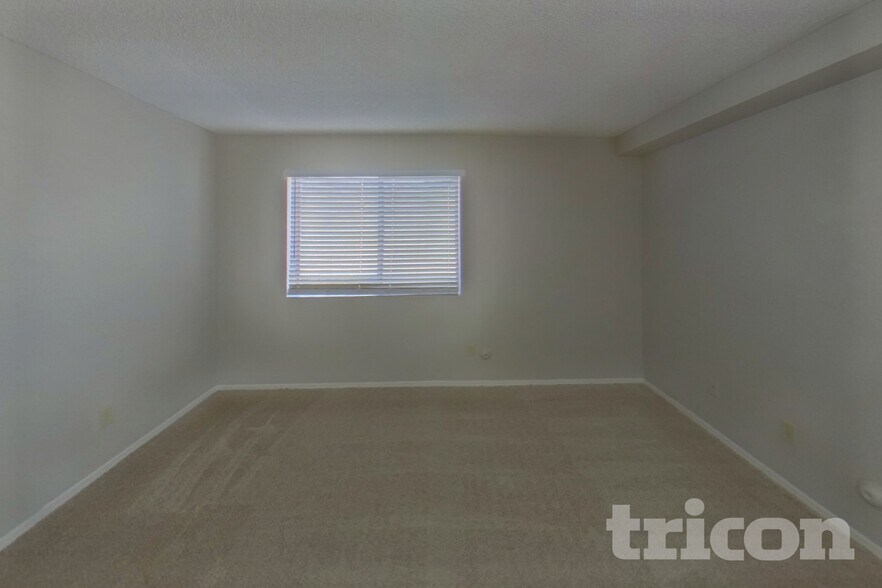 Building Photo - 601 E Palomino Dr