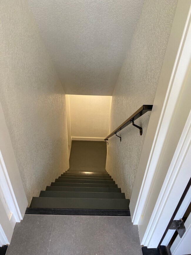 Building Photo - Modern Vintage Alberta Arts  1250sqft 1BR-...