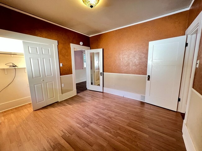 Building Photo - 3 bed 3 bath available!