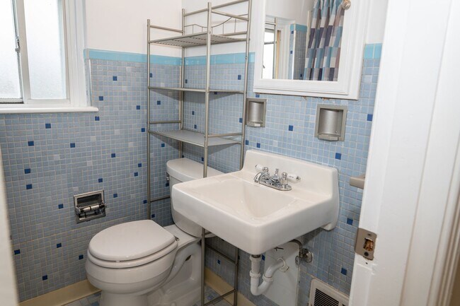 Building Photo - AVAILABLE JULY 1ST!! DON'T MISS this FANTASTIC home in a PRIME LOCATION!