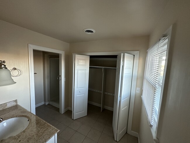 Building Photo - 598 N Trotman Rd
