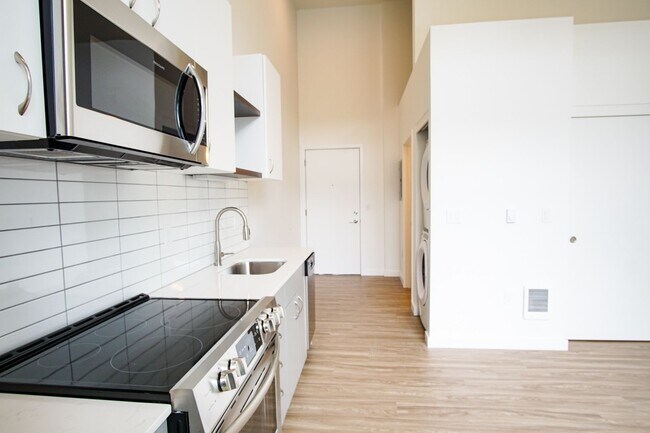 Building Photo - Bright Modern Studio with Tall Ceilings and Luxe Details!