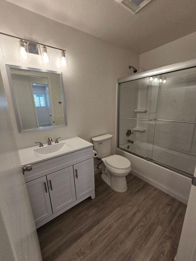 Building Photo - Charming 3 BR / 2BA with a large yard and ...