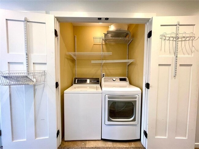 Building Photo - 403 Monroe Ave S