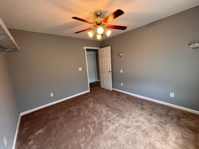 Building Photo - 5 Bedrooms- 3 Bathroom- House in West Rome!