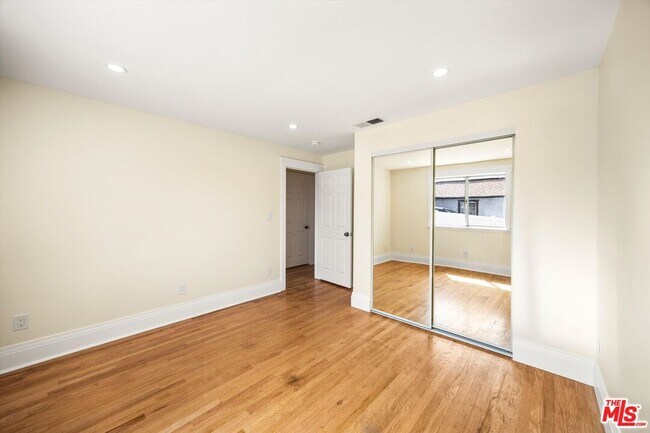 Building Photo - 6190 Mesa Ave