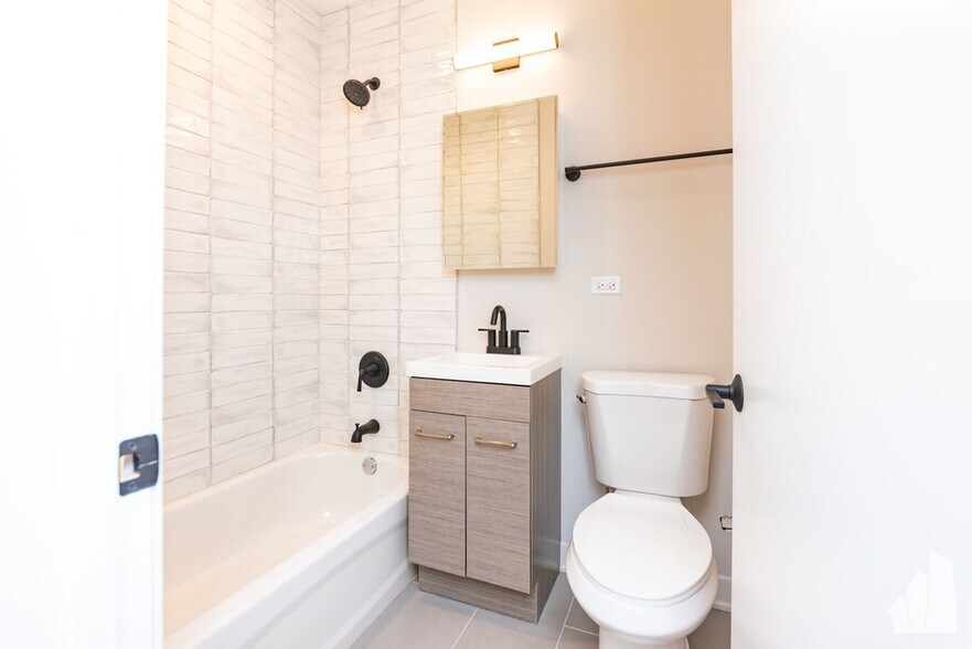 Building Photo - 656 W Wrightwood Ave