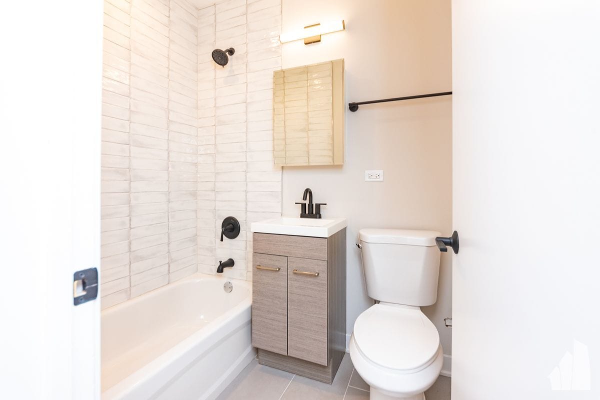 Building Photo - 656 W Wrightwood Ave