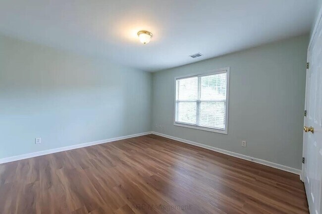 Building Photo - 3985 Shallowford Green Ct
