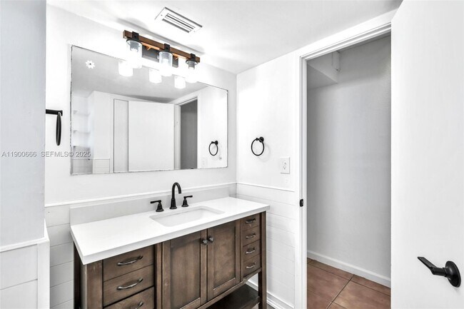 Building Photo - 1770 NE 191st St