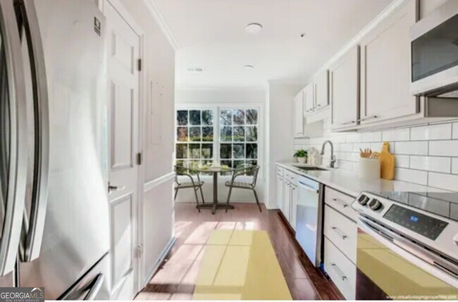 Building Photo - 591 St James Walk SE