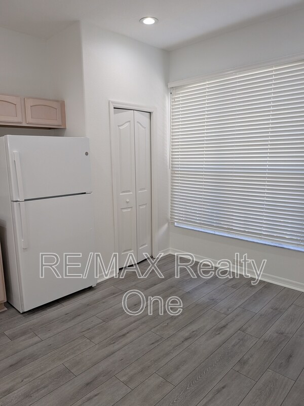 Building Photo - 589 W Doerr Path