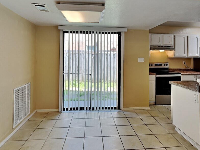 Building Photo - 422 Dollins St