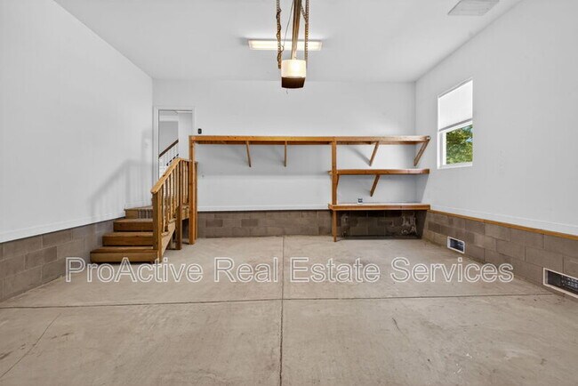 Building Photo - 615 Roland Dr