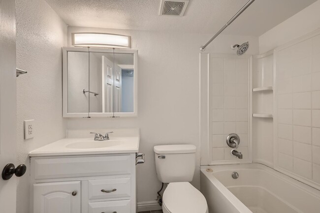 Building Photo - MOVE IN SPECIAL! HALF OFF FIRST MONTH'S RENT - Lovely 2 Bedroom Condo Near the Strip!