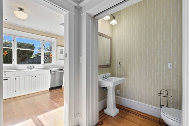 Building Photo - Stunning 1909 Craftsman w/ AC in Coveted Capitol Hill