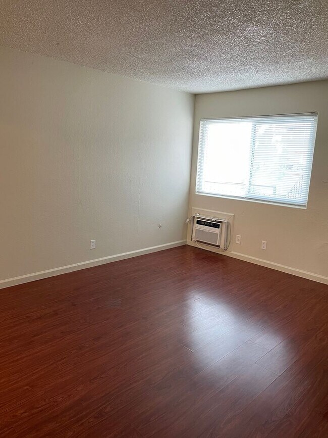 Building Photo - LOWER LEVEL 2 BED 1 BATH WITH FRESH PAINT AND NEW CARPET