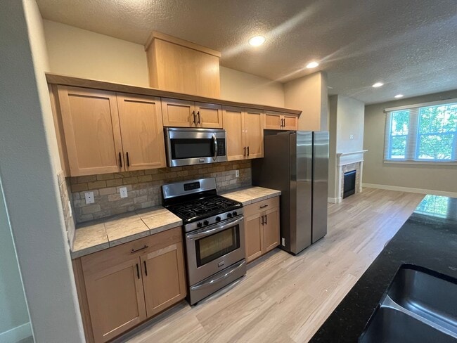 Building Photo - Spacious & Stylish Home in Desirable Betha...