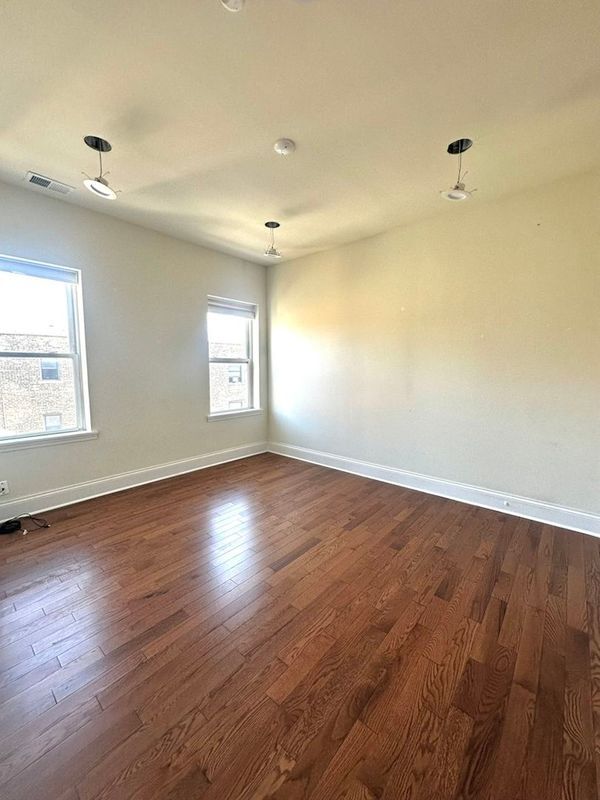 Building Photo - 1145 W Lunt Ave